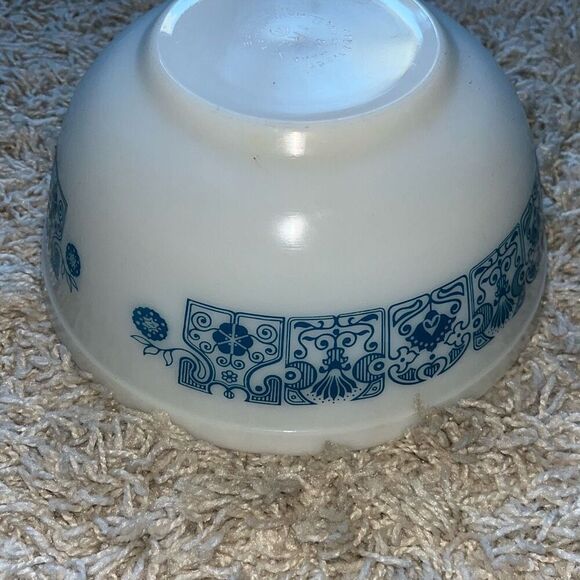 Vintage Rare Pyrex 2.5 Quart Turquoise Blue Mixing Bowl White and Blue - Picture 9 of 11